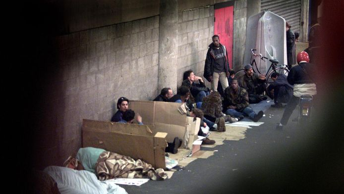 BvZantwijk's tweet photo. #Utrecht, #DeTunnel Tot 1999 leefden in en rond Hoog Catharijne honderden #daklozen en #junks onder erbarmelijke omstandigheden. Onvoorstelbaar dat dit pas vijfentwintig jaar geleden is. https://t.co/qJLs1bhk32