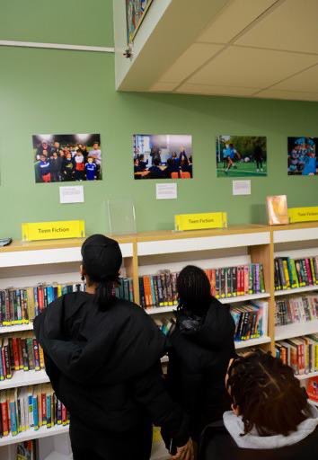 The event at Harlesden Library brought out quite a crowd to see @jf9hasselbaink and people had time to take in the exhibition that was on display throughout the facility. Some great images and initiatives on show. #community #harlesden #sport