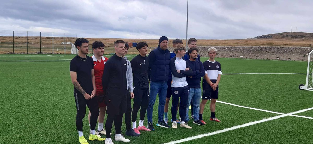 Great to see former Chelsea and Brighton Football manager, Graham Potter, meeting the community, including the #Falklands national football team yesterday ⚽️🇫🇰🇬🇧 📸 @FLKfootball