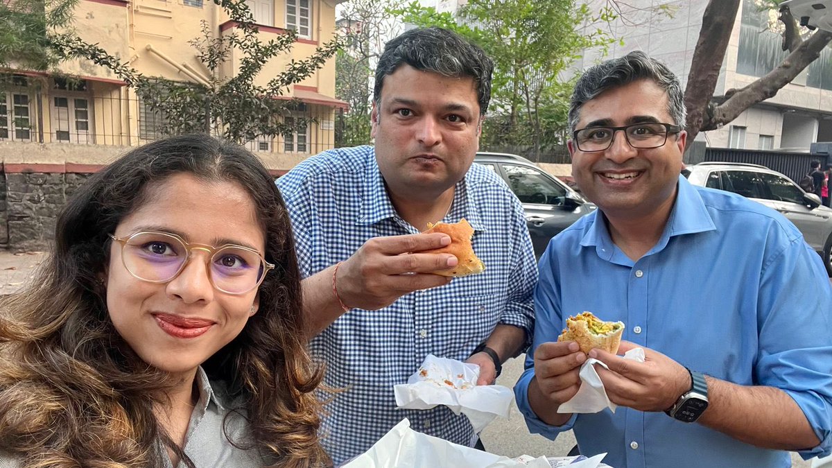 Aamchi Mumbai! 

Taking a 'Vada Pav' break as we prepare for India Global Forum's Annual Investment Summit on 5 & 6 March at the JIO World Convention Centre. 

Thank you @kdhavse for this rather fiery interlude. And Aditi for capturing our memorable moment 🙏🏽

#IGFMumbai