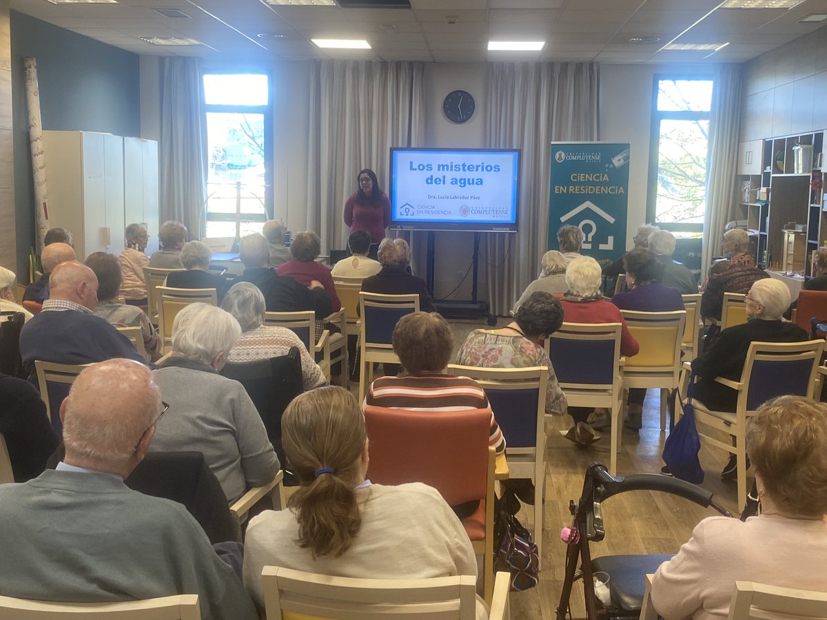 ucc_complutense's tweet photo. Hoy hemos estado en la residencia y centro de día ORPEA de Sanchinarro con @LuciaLabPaez hablando del agua y sus misterios

Una experiencia enriquecedora más de nuestro proyecto #CienciaenResidencia  👏🏻 https://t.co/Oui6SGudGY