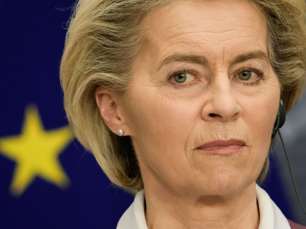 f_philippot's tweet photo. #Ursula Von der Leyen vient de faire une déclaration délirante évoquant une « guerre à venir » avec la #Russie à laquelle il faut « se préparer » ! ⤵️

« La menace d'une guerre n'est peut-être pas imminente, mais elle n'est pas impossible. Les risques ne doivent pas être exagérés mais nous devrions y être préparés » ! (cf : https://t.co/htz38AUfER)

➡️ Même si #Macron a été rembarré (humilié !) par tout le monde ou presque suite à ses propos sur l’envoi de troupes, attention ! Il a surtout vendu la mèche tout en prenant la gloriole pour lui ! 
Ursula confirme que la folie guerrière est bien là !

Quittons l’UE et l’OTAN, ces machines de guerre au service de l’État profond, défendons la Paix !