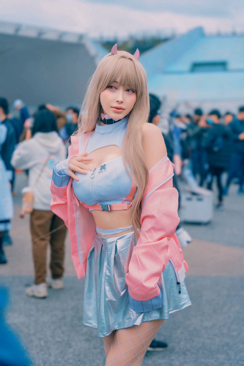 kykyky618's tweet image. 囲み撮影で人やばかった。

#FF42  #Nikke #vipper #バイパー