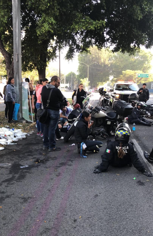 Jnlomeli's tweet photo. 9. El mismo domingo hubo otro accidente. En Mariano Otero  y Avenida de Las Rosas dos motociclistas de la Policía Vial derraparon debido a bolsas con agua para la carrera. Arrollaron a dos corredores sin consecuencias graves. El hecho también pasó extrañamente desapercibido. https://t.co/eG3Mcvud6f
