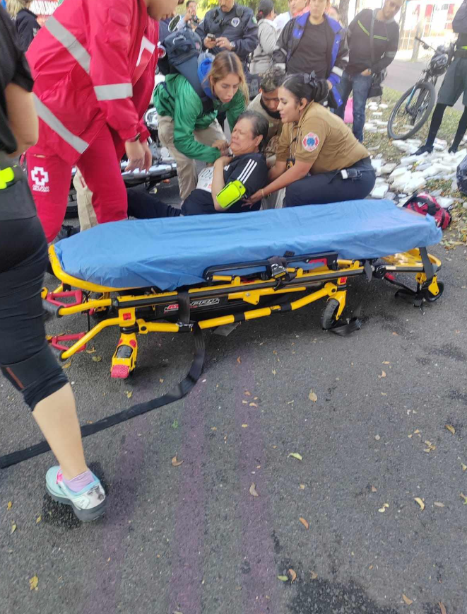 Jnlomeli's tweet photo. 9. El mismo domingo hubo otro accidente. En Mariano Otero  y Avenida de Las Rosas dos motociclistas de la Policía Vial derraparon debido a bolsas con agua para la carrera. Arrollaron a dos corredores sin consecuencias graves. El hecho también pasó extrañamente desapercibido. https://t.co/eG3Mcvud6f