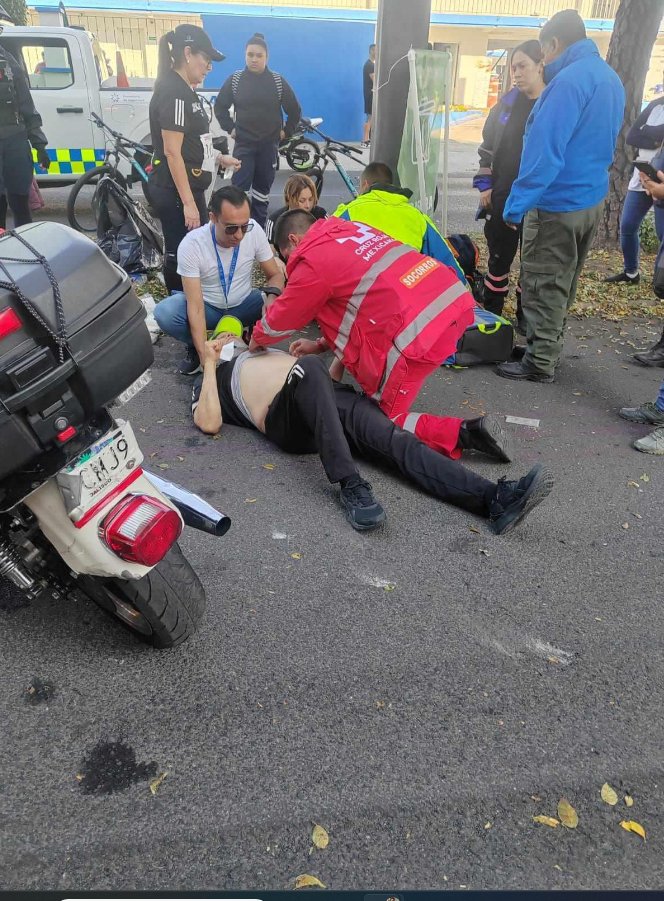 Jnlomeli's tweet photo. 9. El mismo domingo hubo otro accidente. En Mariano Otero  y Avenida de Las Rosas dos motociclistas de la Policía Vial derraparon debido a bolsas con agua para la carrera. Arrollaron a dos corredores sin consecuencias graves. El hecho también pasó extrañamente desapercibido. https://t.co/eG3Mcvud6f