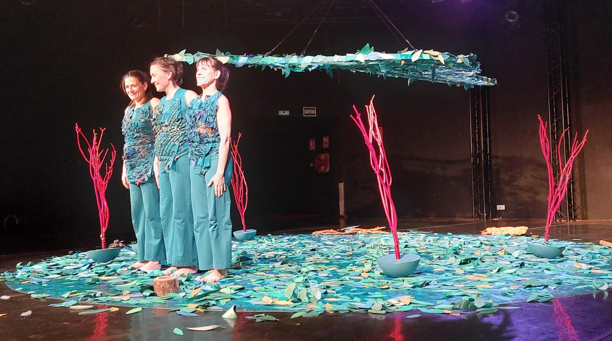 EAnglesola's tweet photo. Matí de la #ComunitatDePetites a @lacalderabcn gaudint de la #dansa d'@InspiraTeatre i #Sotabosc. Els sons del #bosc ens fan buscar #vesc! https://t.co/diIwFayY3o