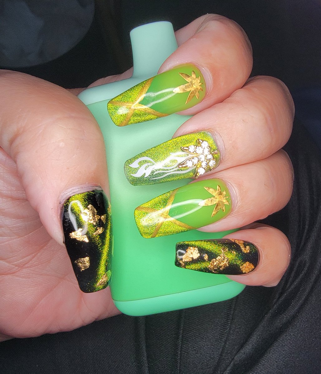 Are you a #stonerbabe, #ganjagoddess, #420domme, or maybe you just want a set of fresh clawz to celebrate your love of Miss Mary Jane?

Hit me up now for your #customnails so you're ready for 4/20!

#smallbusiness #smallbusinesscheck