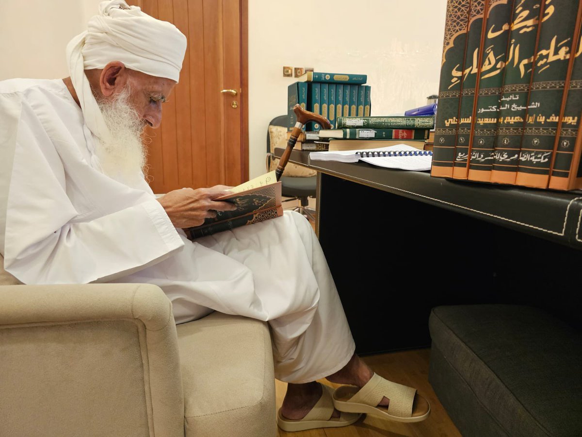 nashr_om's tweet photo. 🔴 صورة جديدة لسماحة الشيخ أحمد بن حمد الخليلي "حفظه الله" وهو يتصفح موسوعة فيض العليم الوهاب للشيخ الدكتور يوسف السرحني. https://t.co/e38sxo4Bd8