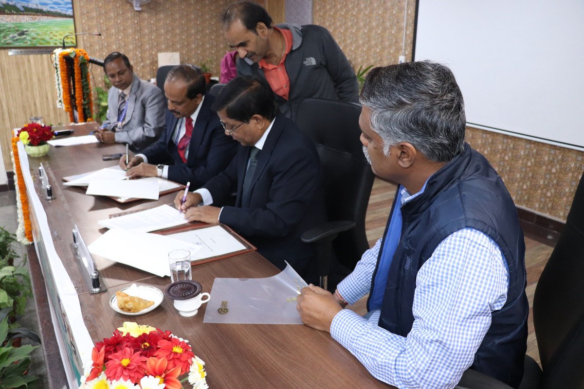 @CSIRCRRI (Prof.M.Parida, Director)signed an MOU with NIT Warangal (Prof.Bidyadhar Subudhi, Director) on 28.2.2024 for Academic &Research #collaboration in mutual areas of interest for transportation, infrastructure development, capacity building, supervision of student thesis.