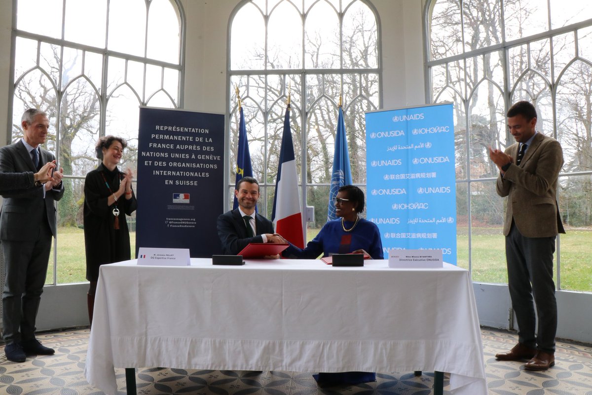 FranceONUGeneve's tweet image. Signature d'un accord de partenariat de 1,9 M€ entre @EF_LINITIATIVE et @UNAIDS pour combattre la #stigmatisation et la #discrimination liées au #VIH au 🇧🇯 🇨🇲 🇨🇮 🇸🇳 🇹🇬 &amp;amp; 🇨🇫. 

La 🇨🇵 est engagée pour la santé mondiale, dans une approche d'équité, de solidarité et progrès humains.
