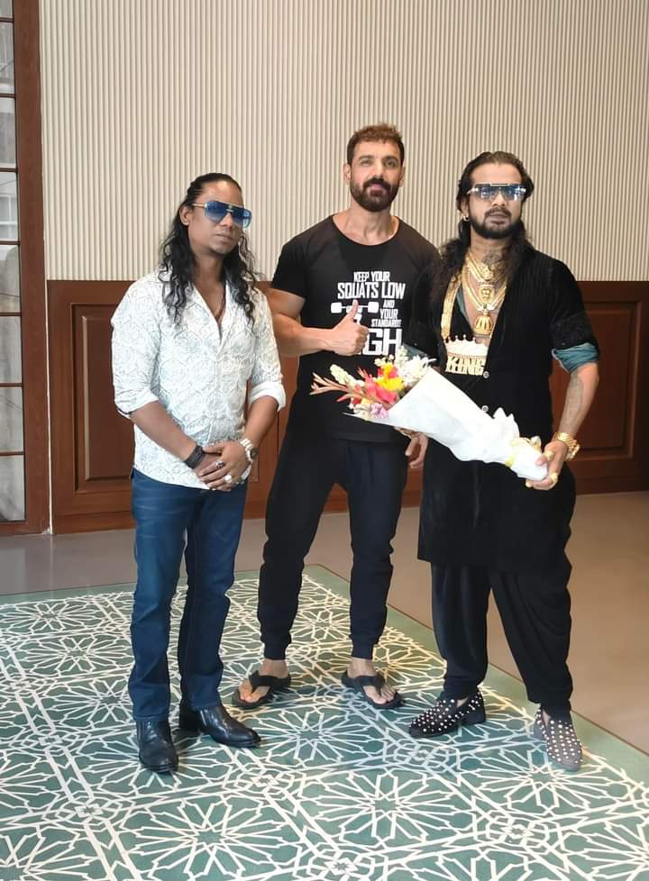 AsadJafc's tweet photo. @TheJohnAbraham & Golden Boys 😍
,
@JohnAbrahamCLUB @VenetiaSarll
#AsadJafc #JohnAbrham #Goldenboys https://t.co/4lhVQBZzTC