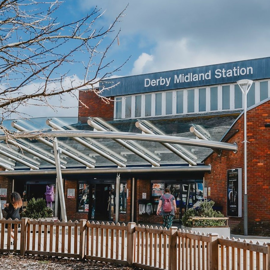 Derby station Zone 1 car park will be subject to intermittent closure during March due to road improvement works on Railway Terrace. Bus diversions will be in place and Zone 2 and 3 car parks will still be accessible for customers. Find out more 👇 news.eastmidlandsrailway.co.uk/news/derby-zon…