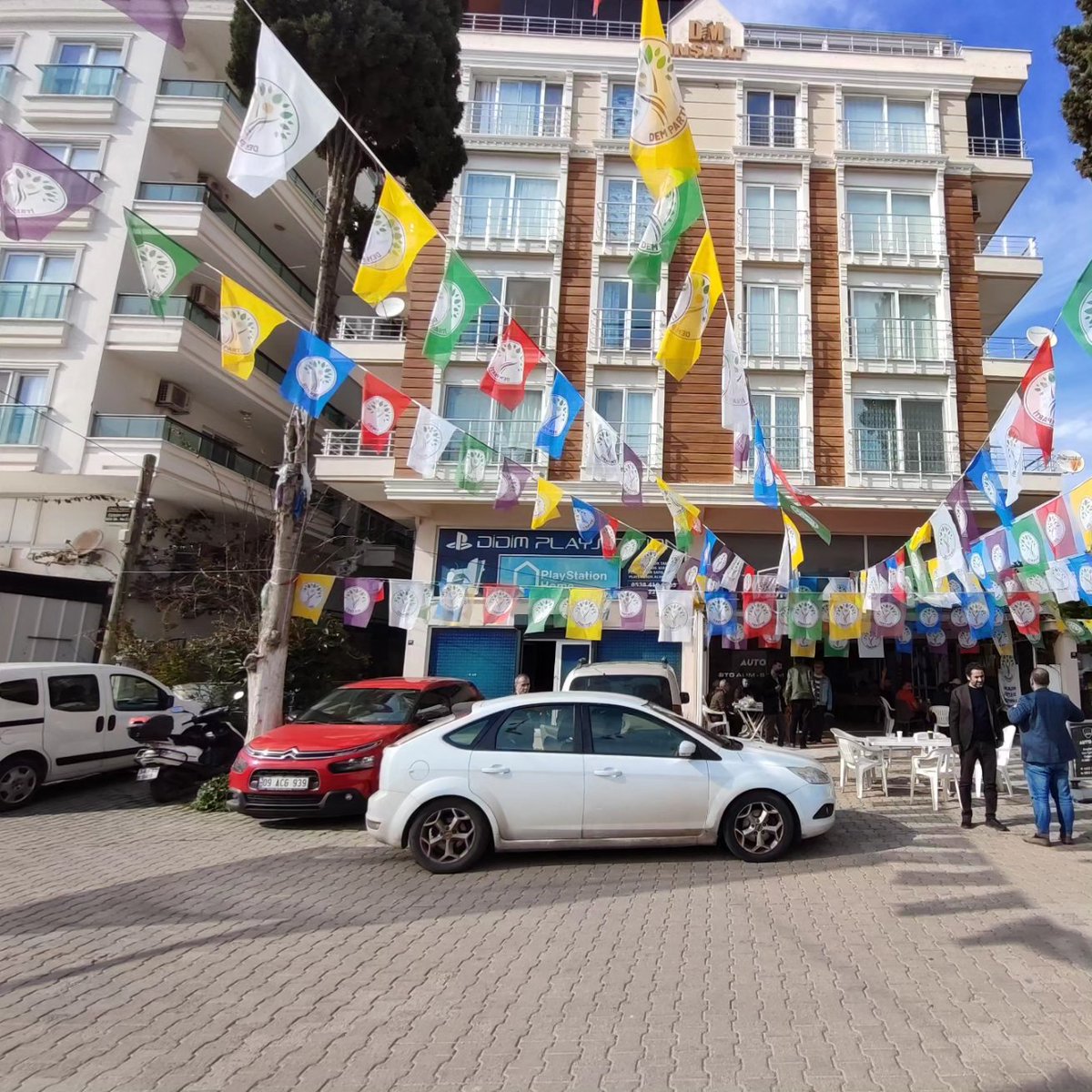 DemDidim's tweet photo. Demokratik, eşitlikçi ve ekolojik bir belediye anlayışı için alanlardayız.. 
Gençlerimizin sorunlarına çözüm için DEM var 
DEM eşit cinsiyetçilik ve kadın hakları için var.. 
Seçim ofimizin yoğun ilgisi bizim başaracağımızın göstergesi..
#demdemameye #RabeDEMhat #rabe https://t.co/RFW04kiDmL