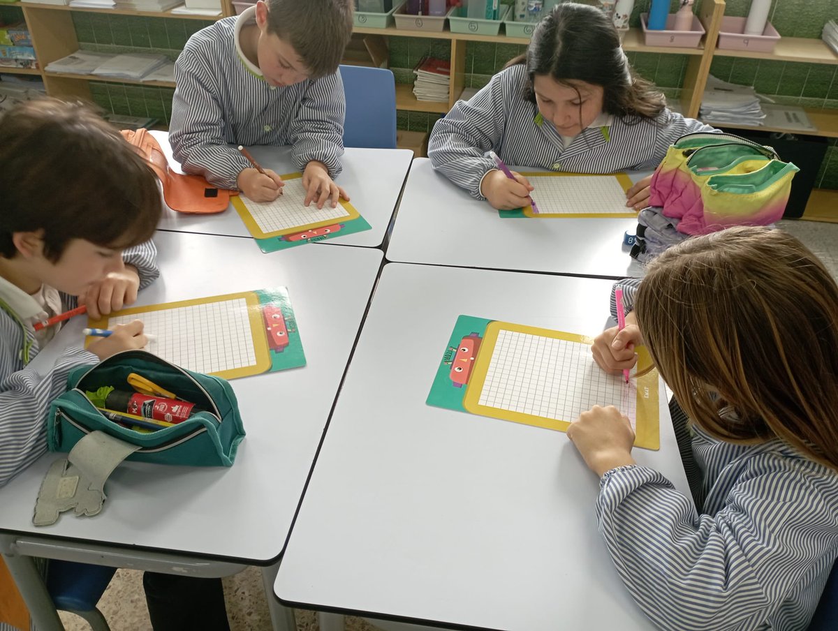 manyanetblanes's tweet image. A #3rEP treballem el concepte d’àrea de manera manipulativa a partir d’un joc de cubs! #josocmanyanet #juntsiambesperança #blanes @tekmaneducation