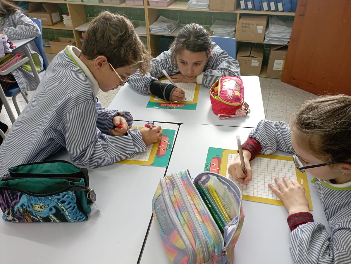 manyanetblanes's tweet image. A #3rEP treballem el concepte d’àrea de manera manipulativa a partir d’un joc de cubs! #josocmanyanet #juntsiambesperança #blanes @tekmaneducation