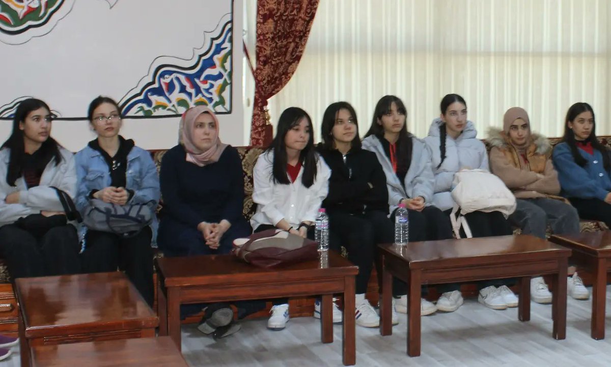 GSB_KaramanGM's tweet photo. 🔖Nefise Sultan Mesleki ve Teknik Anadolu Lisesi gençlik merkezimizi ziyaret etti.
🔖Yapılan çalışmalar hakkında bilgilendirme yapıldı.
🔖Ortaklaşa düzenlenebilecek faaliyetler hakkında istişare gerçekleştirildi.
#gençlikmerkezi
#gençler
#hasoda
#tanıtım https://t.co/xjP43mesOf