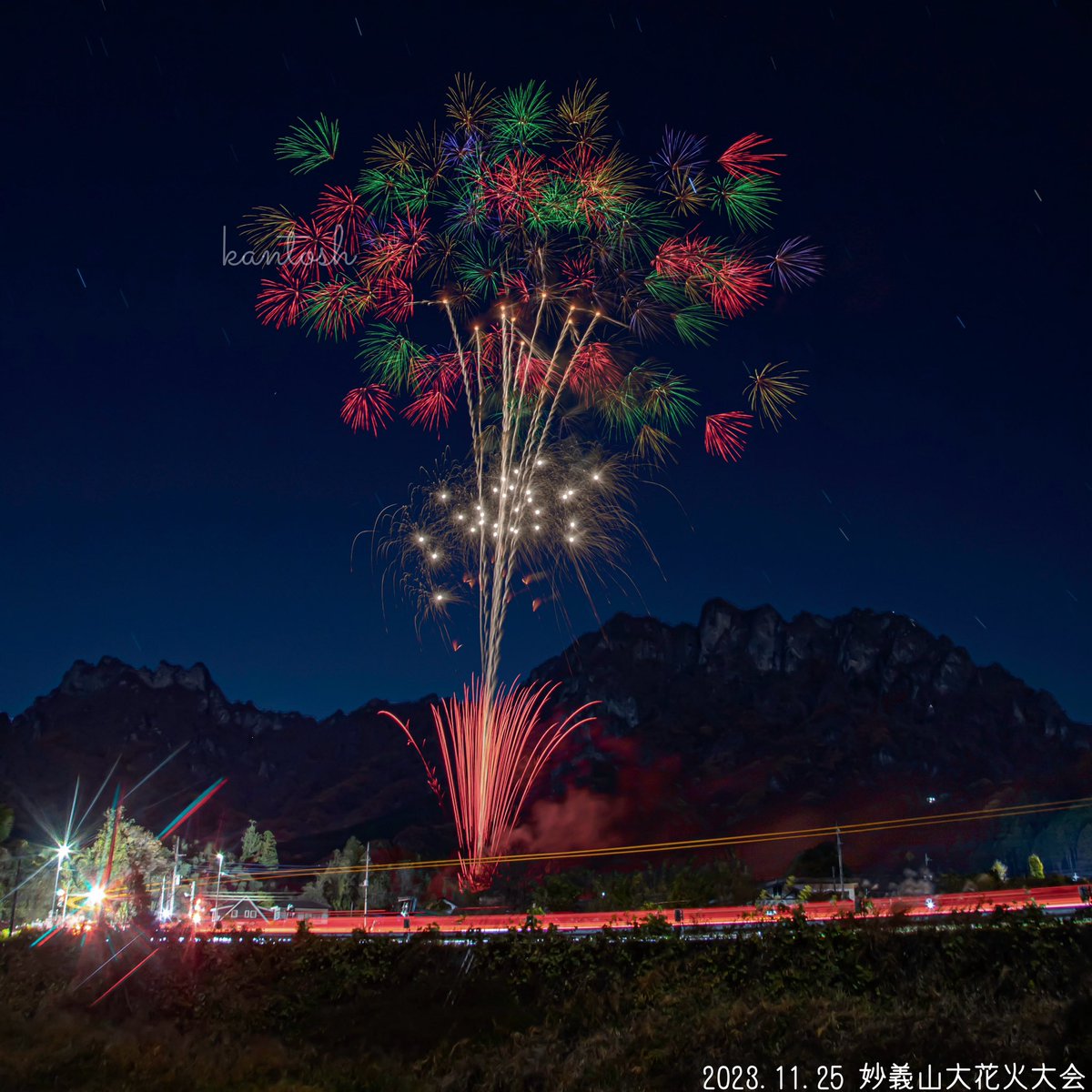 ・
2023.11.25
#妙義山大花火大会
location：群馬県富岡市
・
その②
この時期にしては珍しく45分と長くやってくれたので、高台を離れて下へ移動🚙💨
・
斜だけど、何とか #妙義山 コラボ出来ました⛰️
・
ところで煙火店どこだろ？
・
#花火 #花火大会 #群馬県 #富岡市 #妙義山名勝指定100周年