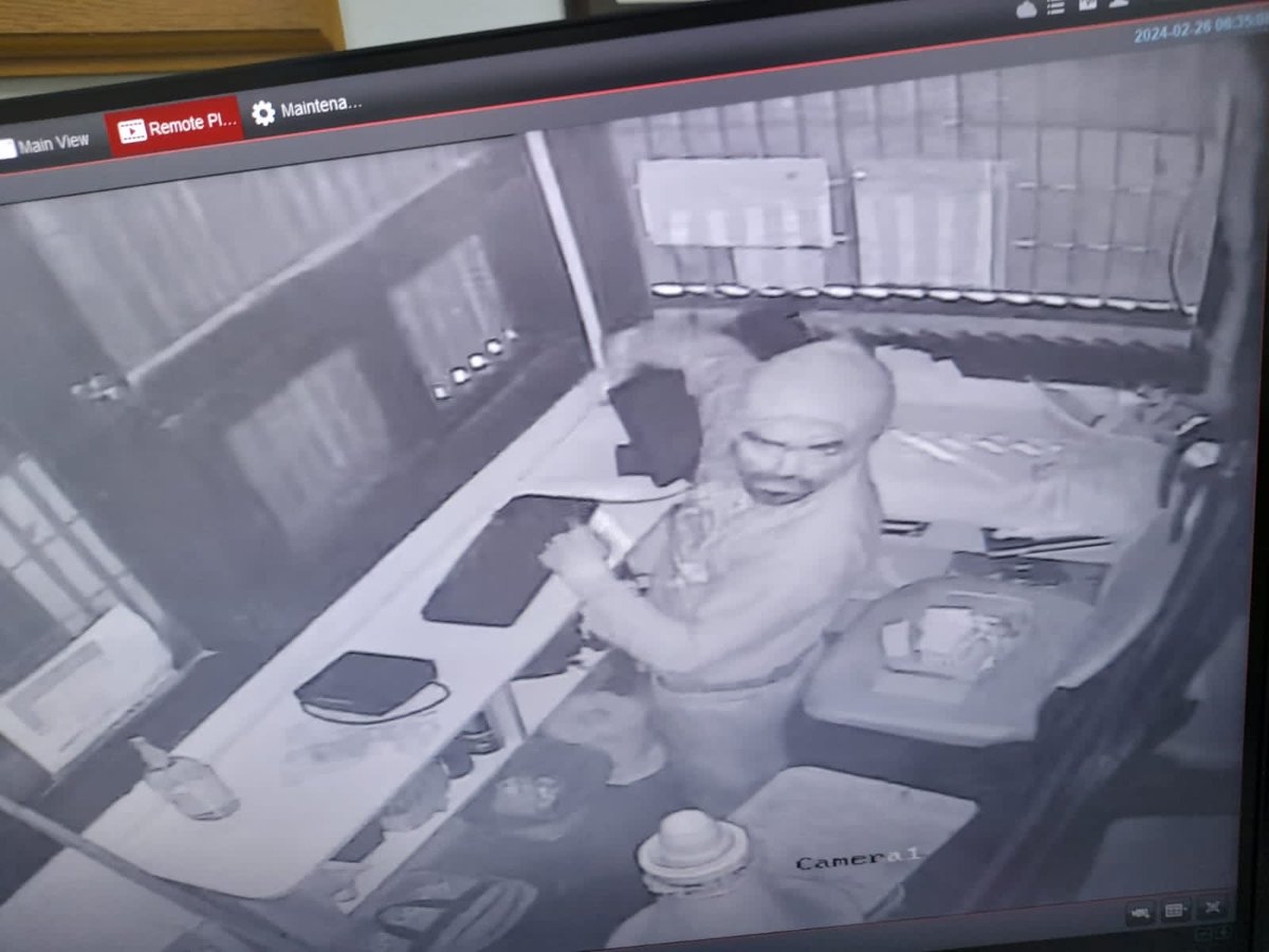 Abajo un malandra aún no identificado robando en la portería de Duendes Rugby Club. Quizás alguien lo conozca y devuelva lo robado.