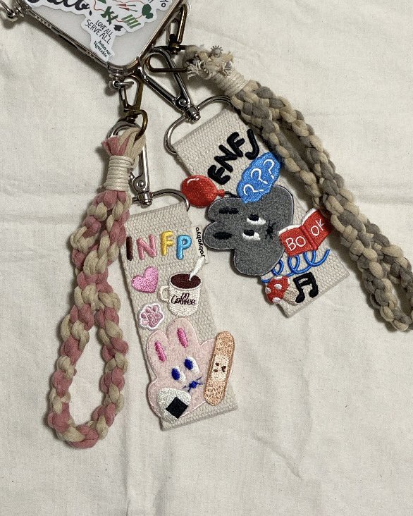 ストラップも編んだ！スマホ周りがかわいくなって嬉しい🌟🌟