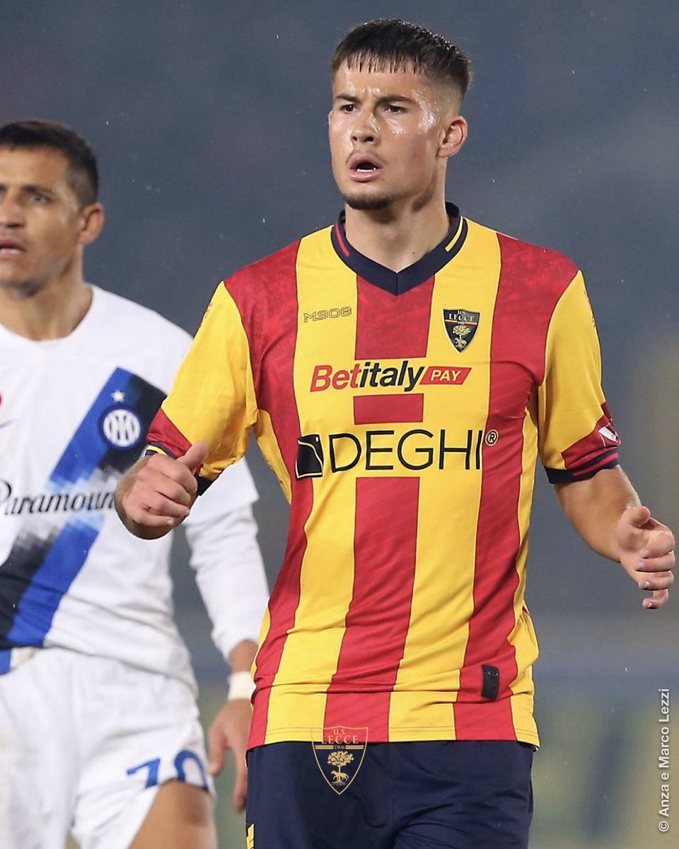 🟡🔴 𝙇𝙖 𝙥𝙧𝙞𝙢𝙖 𝙫𝙤𝙡𝙩𝙖 𝙞𝙣 𝙎𝙚𝙧𝙞𝙚 𝘼!

🇦🇱 Medon Berisha classe 2003, campione d’Italia con la Primavera giallorossa e capitano dell’Under 21 albanese. 

Dopo l’esordio in Coppa Italia arriva anche quello in Serie A TIM. #avantilecce