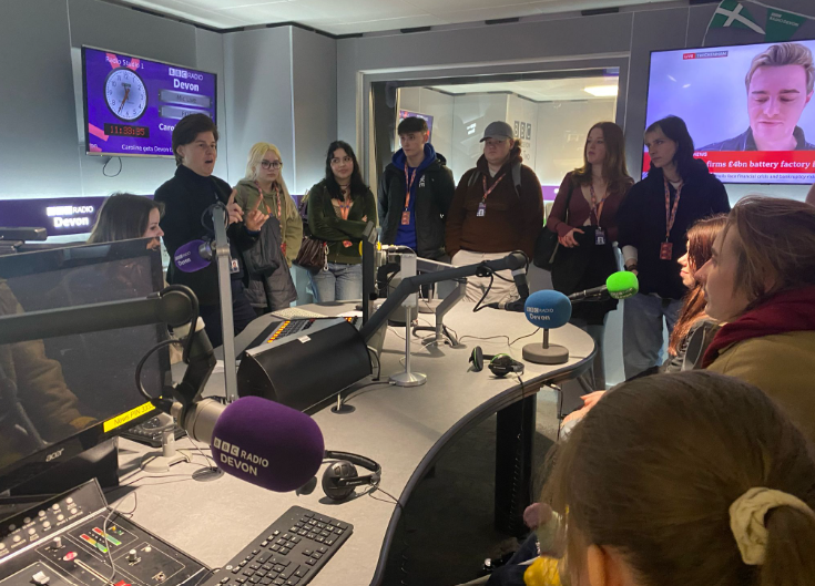 BBCYoungReport's tweet photo. Ever wondered how a radio studio works?
Students from @CollegeTavi, @Callywith, @PlymouthCollege, @Liskeard_School, @Truro_Penwith and @ExeterCollege have had a full demo with journalist Jo and the @BBCDevon team!
#StoriesSkillsFutures
#BBCGetIn
#BBCBehindTheScenes https://t.co/RyJ4iapya9