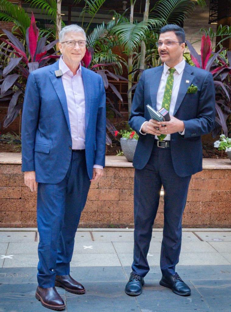 When one great man @BillGates meets another @arvindpadhee! A huge congratulations to @krushibibhag and the team for leading the way in terms of how you use #agritech to empower and uplift farmers at the grass root level! Proud to be associate with some of the work being done! 👏