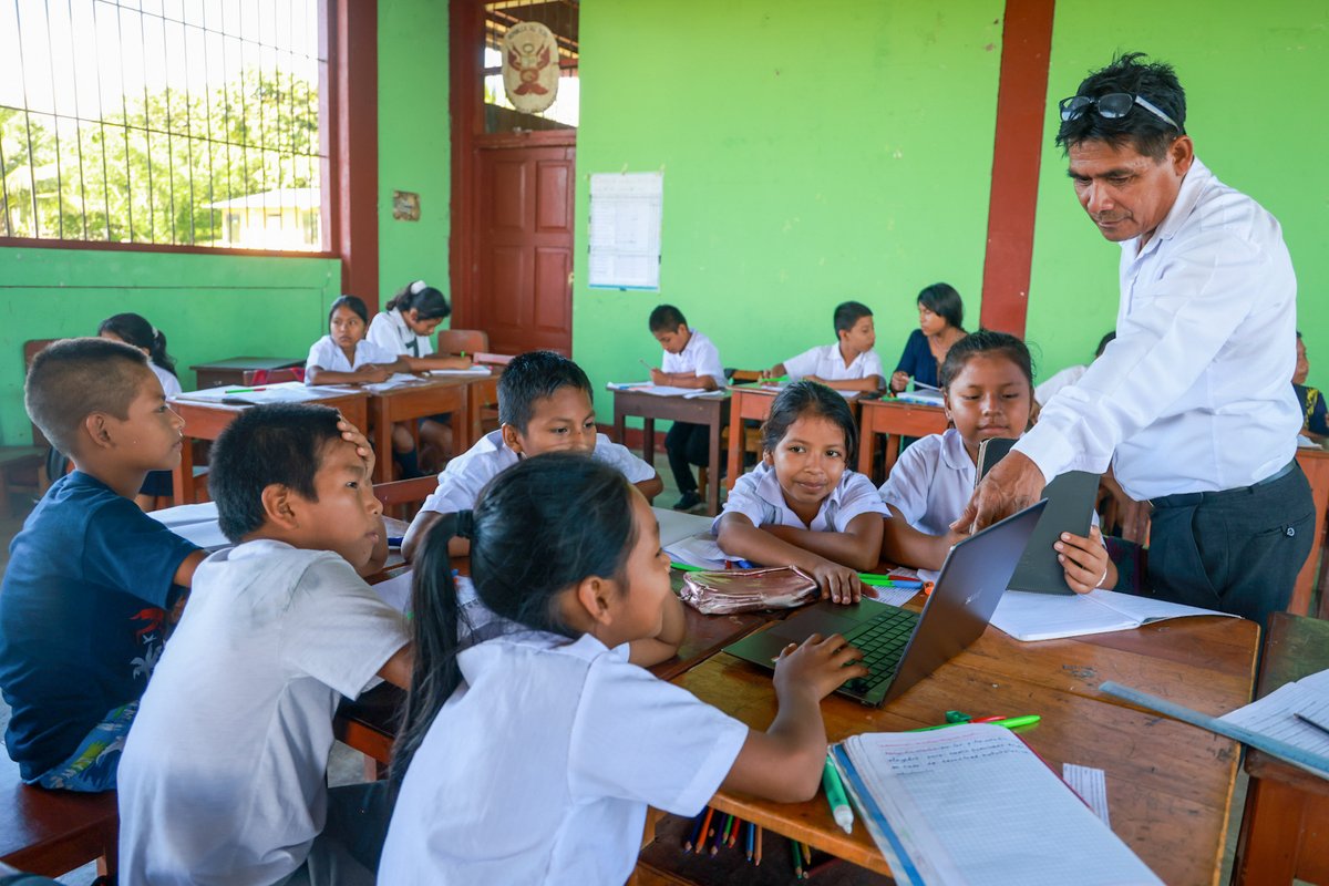 📡 Finalmente, anunció que desde el segundo semestre del año el sector se instalará Internet con fibra óptica en instituciones públicas. "Queremos que nuestros jóvenes reciban educación de calidad. El plan es llegar a 2026 con 7000 escuelas y 3000 centros de salud que cuenten con