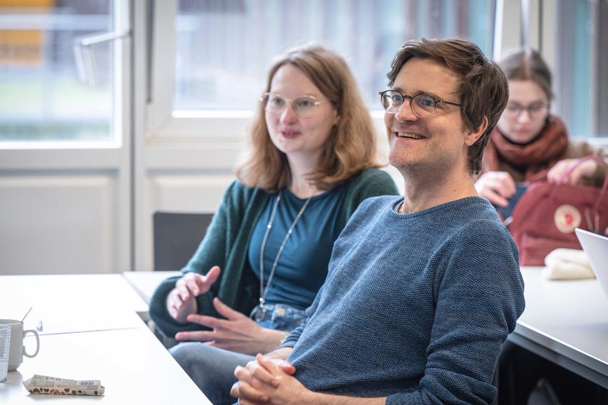 Kabarettist Bodo Wartke zu Gast @fu_berlin: Über den Austausch mit Studierenden im Seminar d. Altphilologin & Komparatistin @juliajbeine, die Aktualität des #Ödipus-Stoffes, Neuinterpretationen & das Wechselspiel von Komik & Tragik⬇️ #ClassicalReception fu-berlin.de/campusleben/ca…