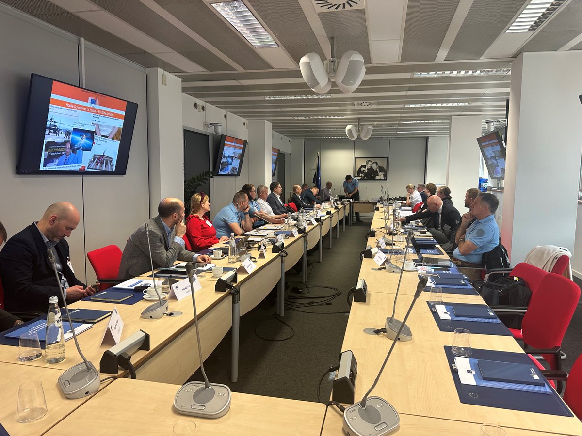 EUHomeAffairs's tweet photo. 🤝EU #PSA team! Protecting together

Training on #QualityControl at Maritime Ports takes place Feb 26 - Mar 1 📆

Experts from 🇸🇪🇫🇮🇪🇪🇱🇻🇳🇱🇩🇪🇵🇱🇫🇷 and beyond are enhancing critical infrastructure security. 

 #MaritimeSecurity #securityEU https://t.co/BAQIR6rlE7