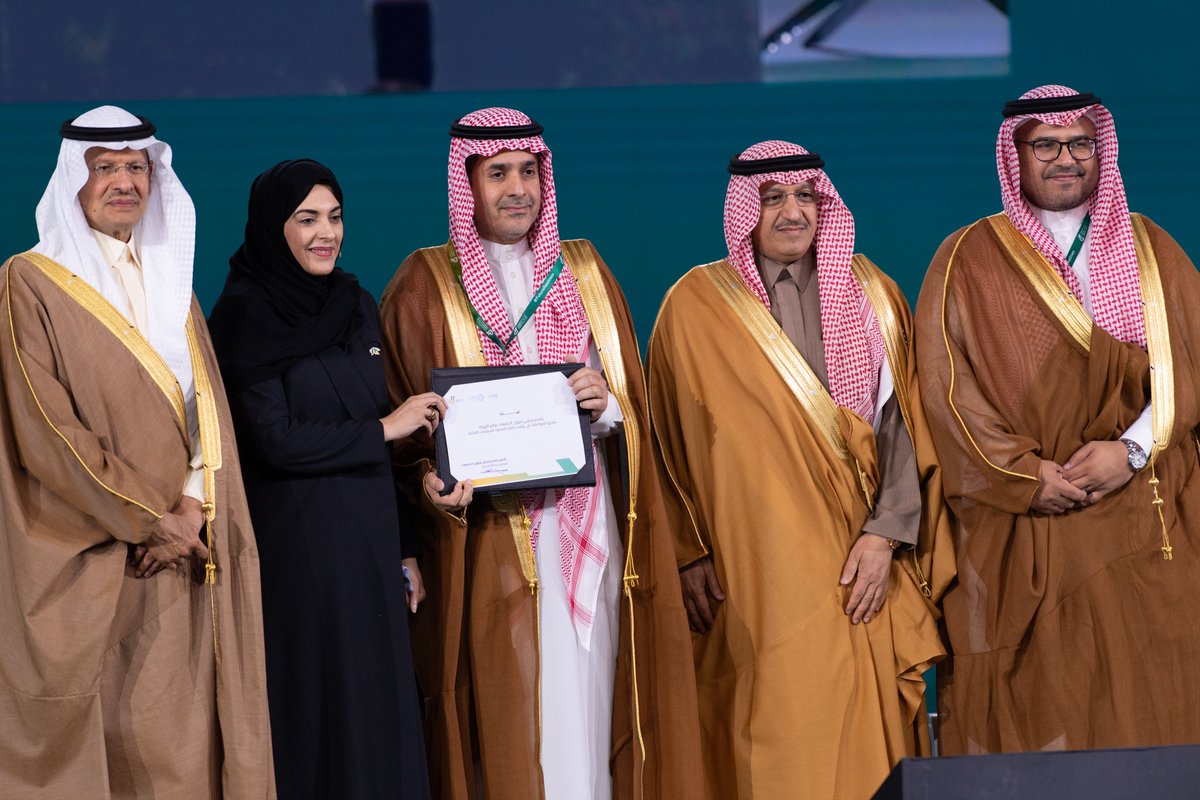 KAPSARC's tweet photo. أعلن صاحب السمو الملكي الأمير عبدالعزيز بن سلمان بن عبدالعزيز آل سعود، وزير الطاقة ورئيس مجلس أمناء مركز الملك عبدالله للدراسات والبحوث البترولية (#كابسارك)، عن تدشين كلية كابسارك للسياسات العامة.

تُعدّ الكلية الأولى من نوعها في المملكة في هذا المجال، المتخصصة في السياسات العامة، مع التركيز على القطاعات الحيوية كالطاقة والمناخ والاستدامة.
جاء الإعلان خلال فعاليات مؤتمر #مبادرة_القدرات_البشرية الذي انطلقت أعماله اليوم.

للمزيد من المعلومات، يمكنكم متابعة حساب الكلية على @KAPSARC_SPP.