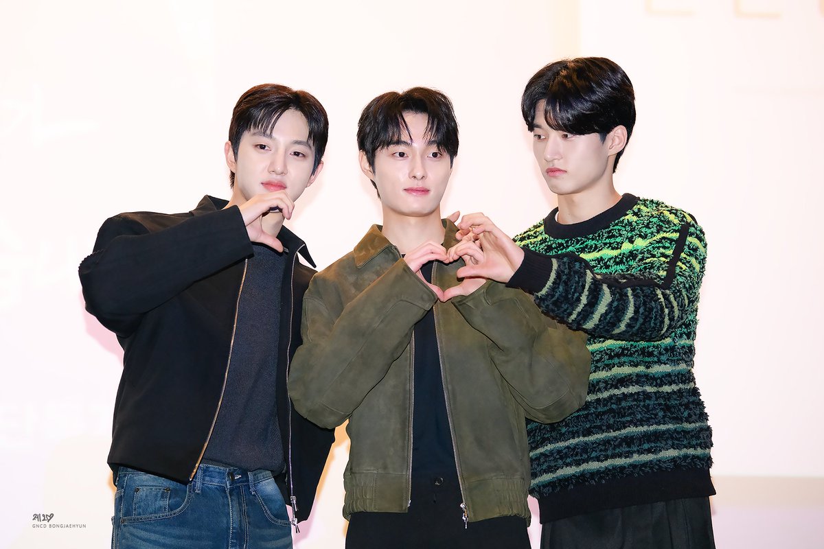bjh_zo's tweet photo. 240225 CGV 용산1
ㅋㅋㅋ 얼레벌레 고딩즈 귀여오🫶🏻
#봉재현 #BongJaehyun 🩷
#조폭인내가고등학생이되었습니다 #최세경
with #윤찬영 #주윤찬 https://t.co/LLsqX9x2OJ