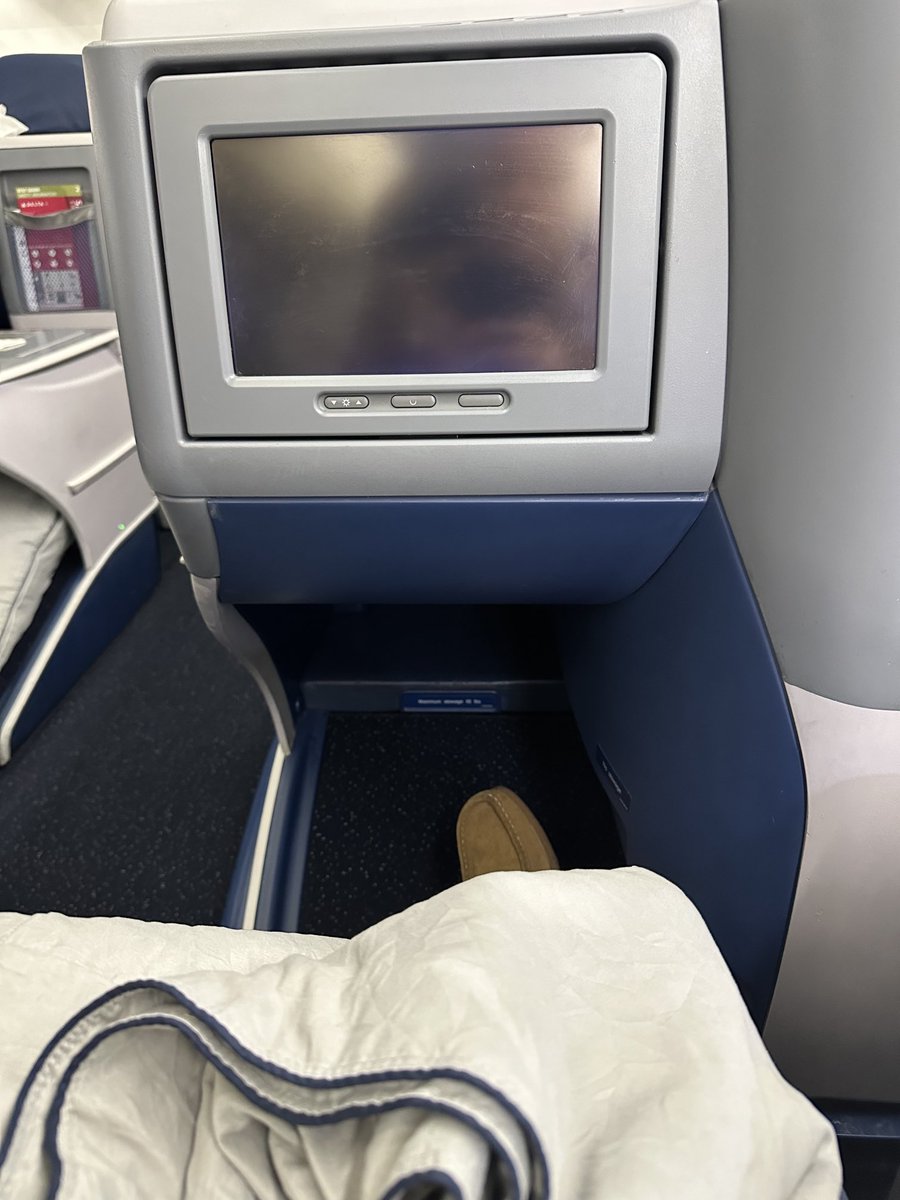 Thank you ⁦<a href="/Delta/">Delta</a>⁩ for once again using these crummy 767’s for the LAX-JFK route and charging high prices. This is why I switched to ⁦<a href="/AmericanAir/">americanair</a>⁩ #pathetic #nolongerdiamond hello #executiveplatinum