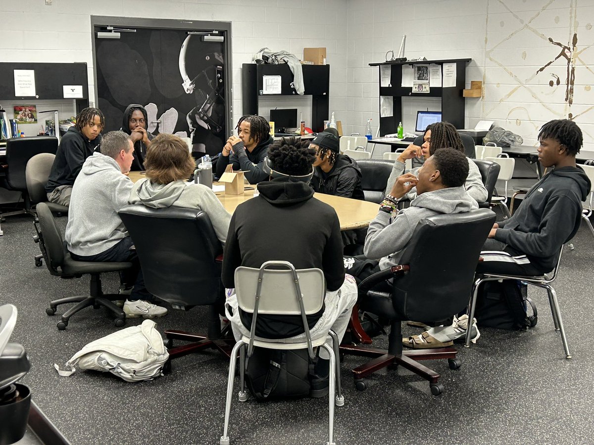 Michael Mayer (@mmayer00) on Twitter photo Captain’s Council meeting before school with <a href="/YorkRecruits/">York HS FB Recruits</a>
These guys are ready to lead! #TheYorkWay
#Roar24 Captain’s Council meeting before school with <a href="/YorkRecruits/">York HS FB Recruits</a>
These guys are ready to lead! #TheYorkWay
#Roar24