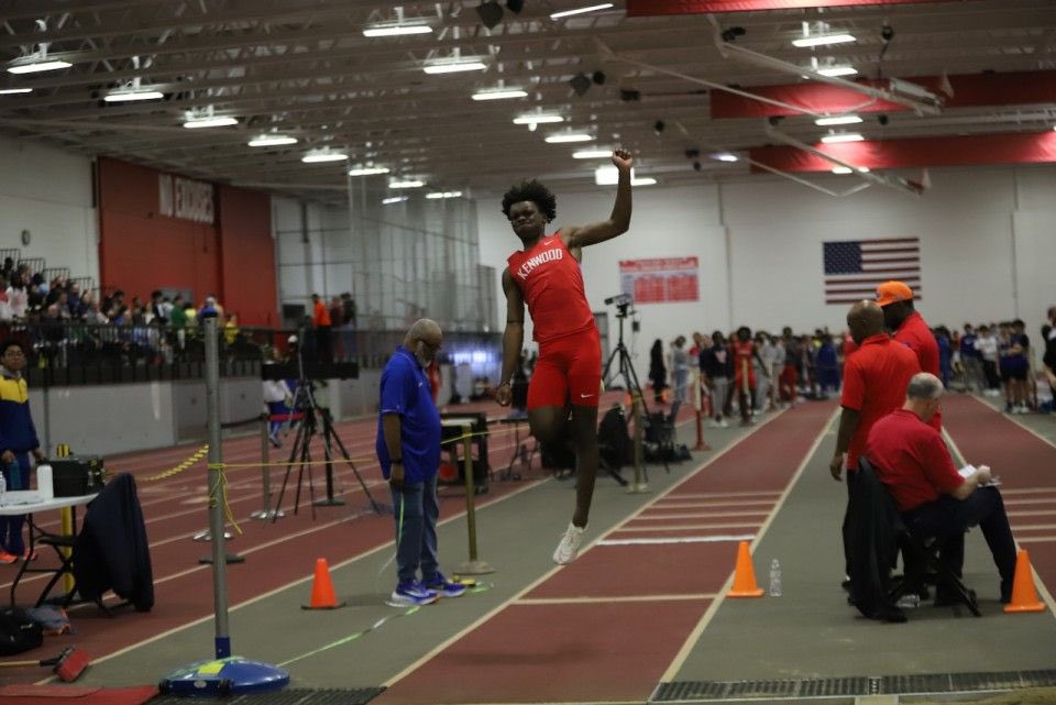 Vote Parrish Hartley Jr. IL Milesplit Boys Athlete of the Week!
🥇Long Jump 7.05m (23’1.5”) IL #1
🥉60m Dash 7.09 (school record)
🥇4x200m relay (comeback win anchor🦵🏿)
🥇4x400m relay
il.milesplit.com/articles/34506…
