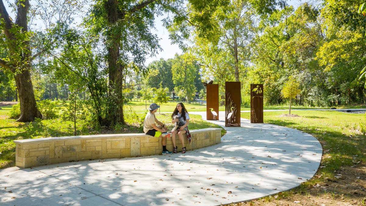 houparksboard's tweet photo. Where do you like to catch up with your friends? 🍃 ☀️ 

Whether it’s on a walk along our Bayou Greenways or on one of our numerous park benches, the outdoors bring us all together. 

Photo: Anthony Rathbun 

#BayouGreenways #HoustonParks #GreenHouston https://t.co/UreLkZEQcS