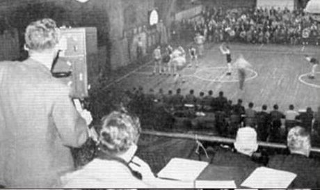 AVAstudillo's tweet photo. Se cumplen 84 años del primer partido de básquet #televisado 🏀 en NY 🗽
Fue en el Madison Square Garden entre la universidad de Pittsburg y la de Fordham. Victoria para los últimos 57/37.
#Efemerides https://t.co/KM7A3c16af