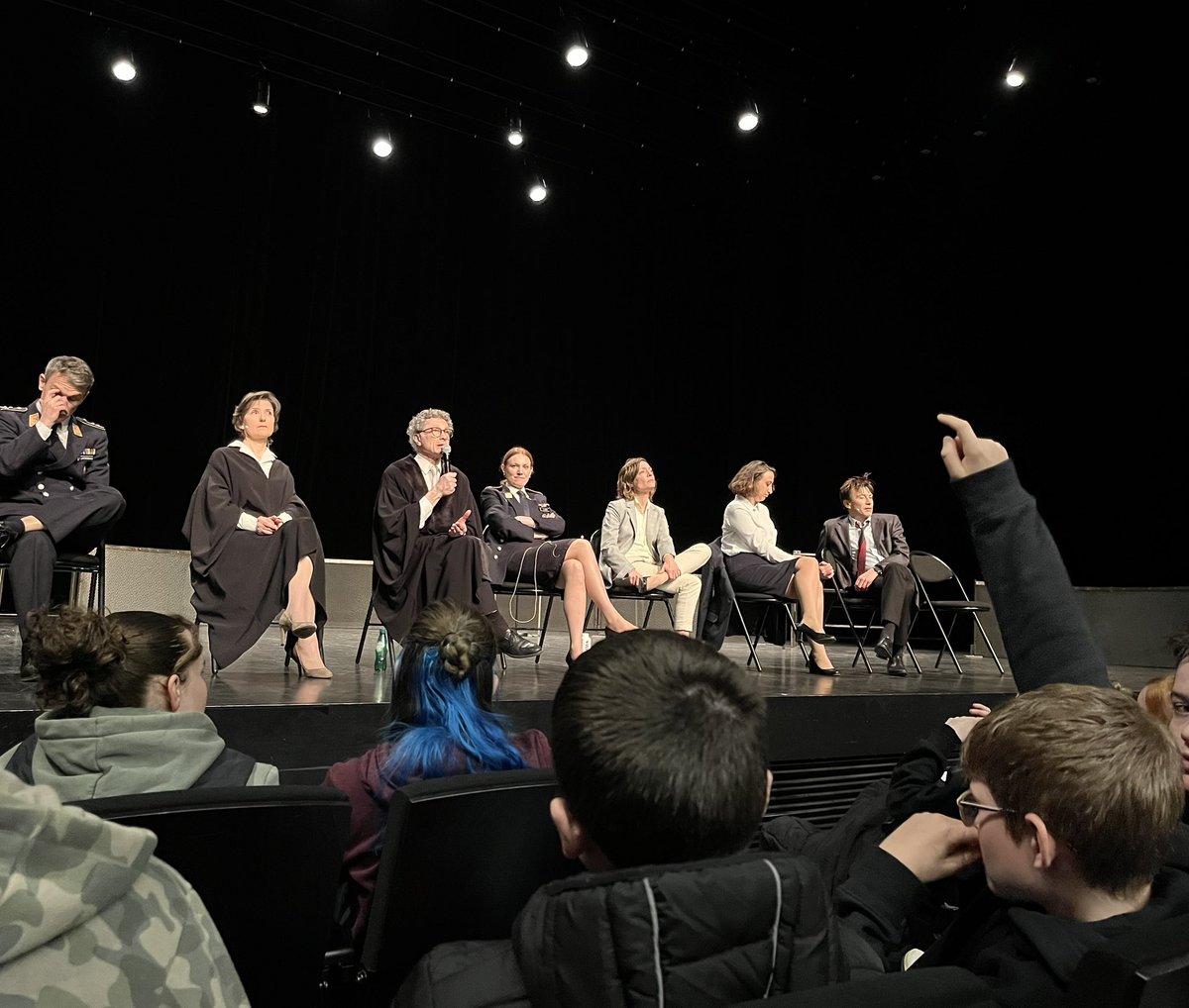 PatMarchesini's tweet photo. Après la représentation de Terreur à La Lanterne @Rambouillet_78, les élèves du @clgleracinay ont échangé avec les comédiens. 
Le dessinateur d’audience ZZIIGG était également présent lors du procès-fiction et leur a présenté ses dessins. Une immersion dans le monde judiciaire ! https://t.co/f0FW0xDiUk