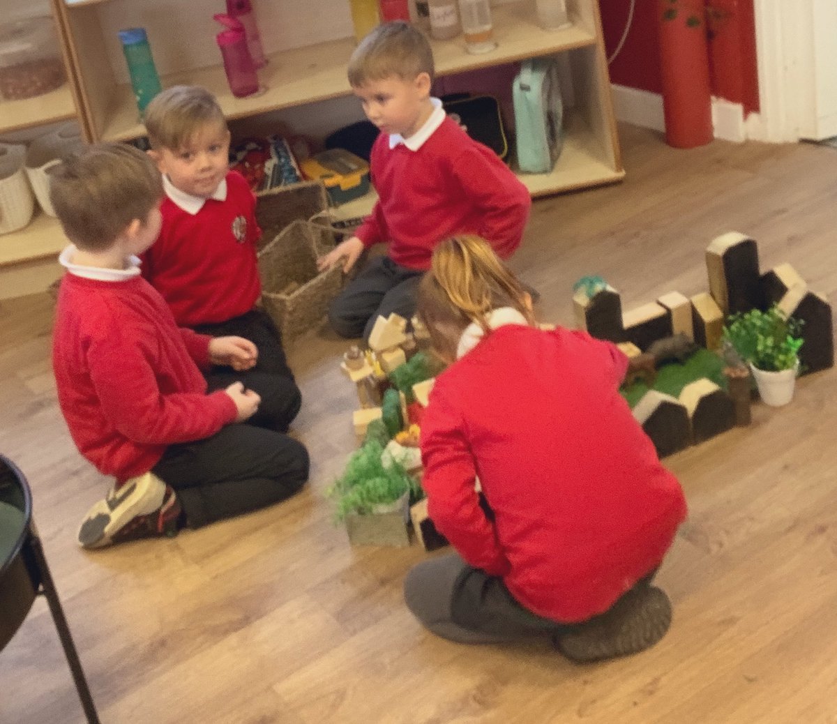 SwinemoorSchool's tweet image. “We’re making a farm.”
“A nocturnal farm!” 
“A fox is nocturnal” 
“Yes it can come in the farm.” 
“We’ll need a badger too… where’s the hedgehog?” 

Some lovely independent discussion in EYFS, using newly taught vocabulary to extend and develop their play! #eyfs #playbased