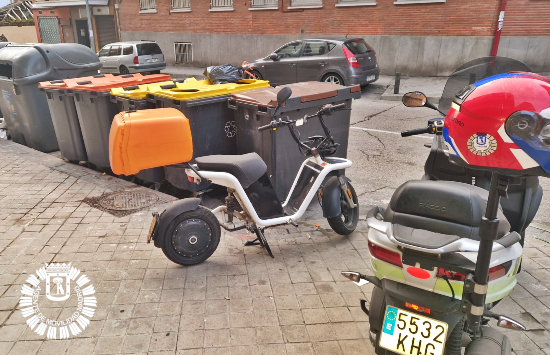 AMovilidadMad's tweet photo. Nuestros agentes del #turnotemprano 👮‍♂️👮‍♀️han recuperado dos 🏍️vehículos sustraídos en el distrito de tetuán.
Posteriormente, realizaron las gestiones oportunas
para devolverlos a su titulares.
#AgentesDeMovilidad #Madrid #SeguridadVial https://t.co/Lp8IICwqIV