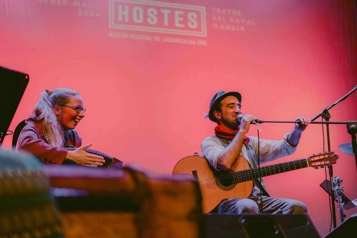 TeatreRavalG's tweet photo. @AznarPeiro i @Morningblind1 van ser els protagonistes de la passada actuació doble del #festivalHOSTES amb les seues #MúsiquesNòmades.

Unes actuacions emocionants i plenes de moments musicals inoblidables, capturades per la càmera d'@aleixaPV.

Vine, escolta i gaudeix! https://t.co/26fBgsfccX