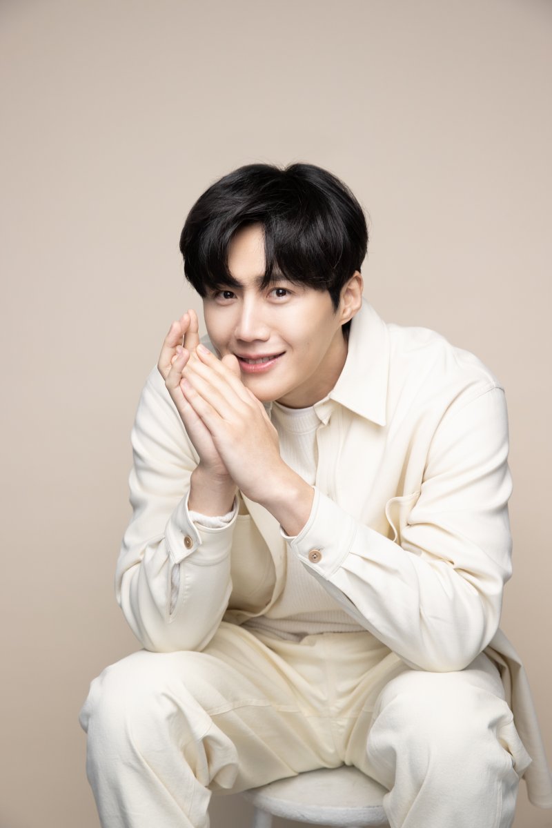 seonhojoy's tweet photo. "super special hallyu star" 
"new member of mukbo bro season 2" https://t.co/9lQYXCavTA