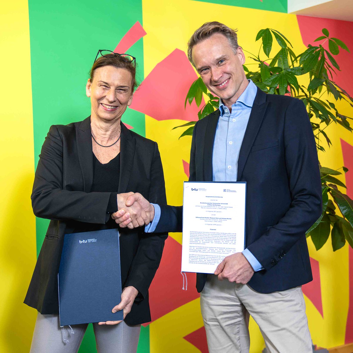 BTU_CS's tweet photo. 🌳🤝Gemeinsam für Zukunftsthemen: BTU und Fürst-Pückler-Stiftung kooperieren:
Die BTU Cottbus-Senftenberg und die Stiftung Fürst-Pückler-Museum Park und Schloss #Branitz (SFPM) intensivieren ihre Zusammenarbeit.
https://t.co/o1Hw1Un35p
#Cottbus #Pückler https://t.co/g5EzMNufiO