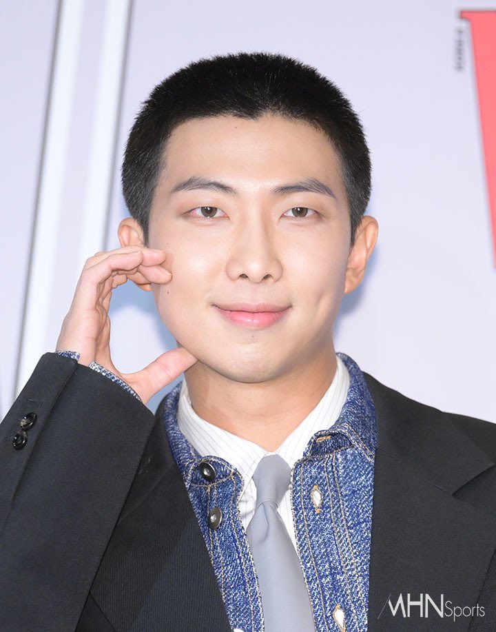 piedpiper_094's tweet photo. — NO IMPORTA A QUE HORA VEAS ESTO, COMENTA Y DA RT PARA HACER TENDENCIA POR 🐨💗⬇️‼️

CONGRATULATIONS RM
BEST KMUSIC ARTIST RM 
VOTE RM ON UNIVERSAL GOLDEN BEST
#BTSRM #방탄소년단RM https://t.co/SrtkL0p3NN