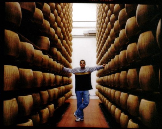 Há 23 anos, eu visitava o abrigo perfeito em caso de apocalipse zumbi

Uma fábrica de queijo parmigiano-reggiano (@theonlyparmesan) em Reggio Emilia
