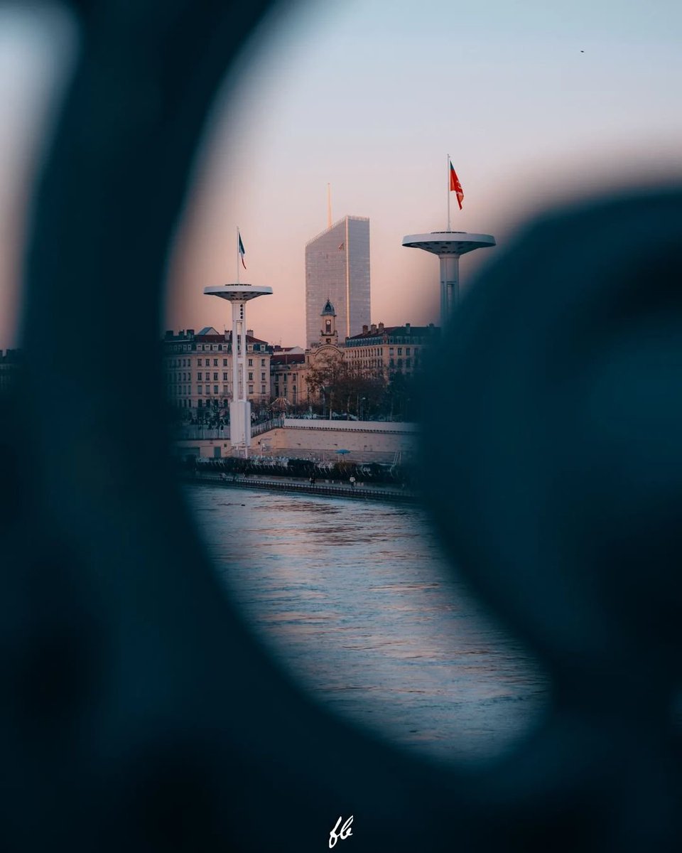 OnlyLyon's tweet photo. À Lyon, la gomme efface parfois le crayon et se laisse capturer sous ses plus beaux angles 🤩
Quel est votre vue préférée ?
Sur instagram 📸
© _elizetthe_
© fredericbally
© lyonmeteo
© matagrin
#lyon #onlylyon #visitlyon https://t.co/5gU3otguIg