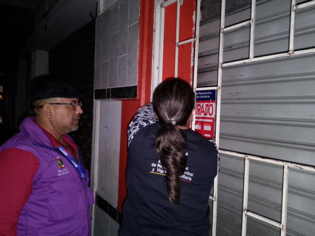 Arcsa_Ec's tweet photo. ¡Vigilamos que accedas a medicamentos 24/7! 🌜💊

Nuestros técnicos realizaron inspección nocturna para verificar cumplimiento de turnos en farmacias de #Daule, #Nobol, #PedroCarbo y otros cantones de #Guayas.  Tres locales fueron clausurados por incumplir. 

#ArcsaControla ✅ https://t.co/FGGZJfMpsL