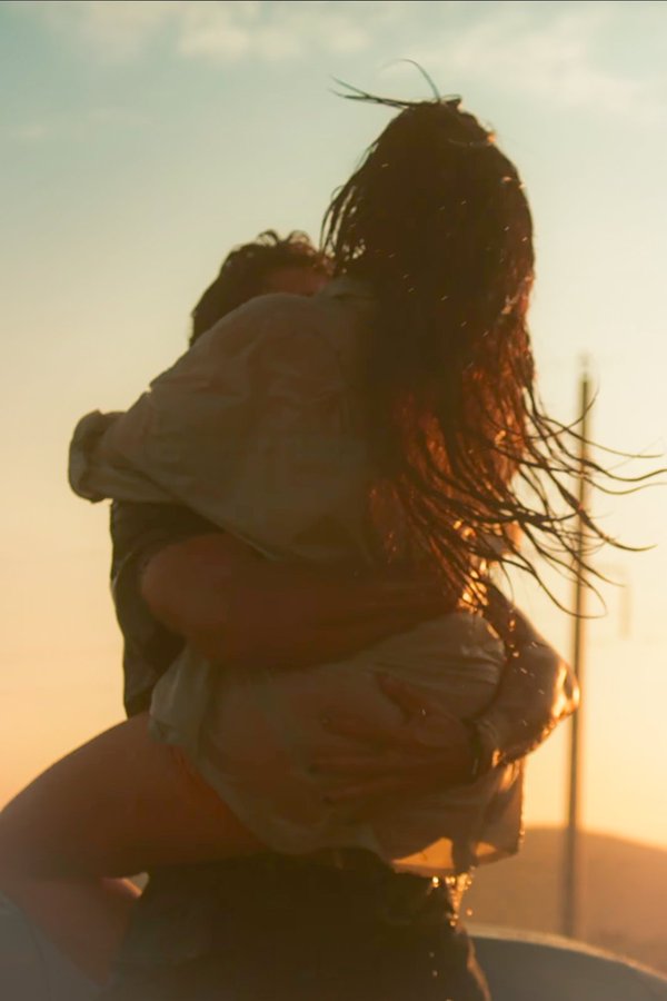 GHbb5KHaUAAy3ss?format=jpg&name=900x900