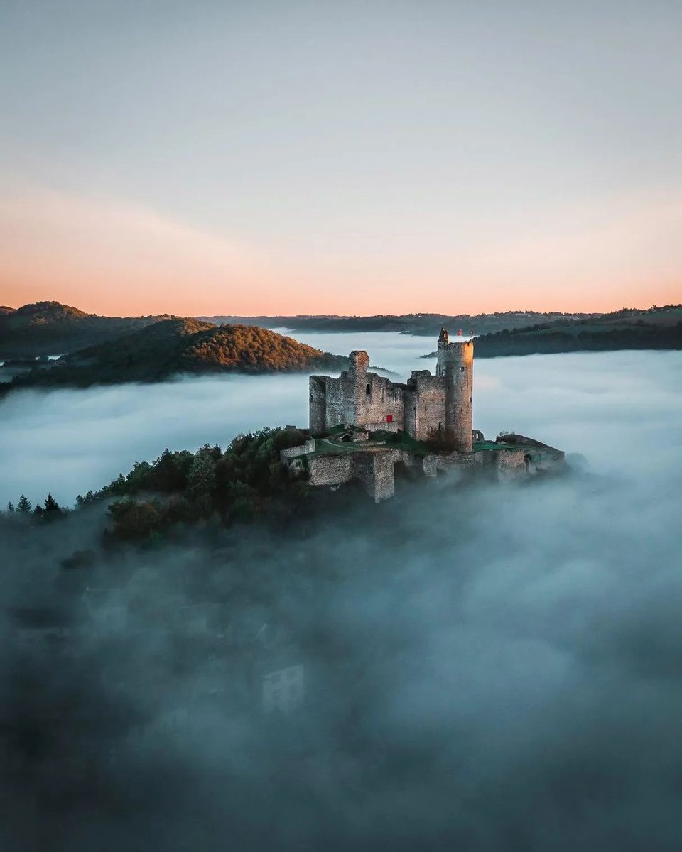 #LeSaviezVous ? Le donjon du château de Najac, en Aveyron, possède des archères de 6,80 mètres de long. Ces ouvertures spéciales pour le tir à l’arc sont uniques au monde ! 🇫🇷 👏🏻 📸@‌mickphoto_ #MALC #france3 @FranceTV @dept_aveyron @Tous_en_Aveyron @Occitanie @F3Occitanie