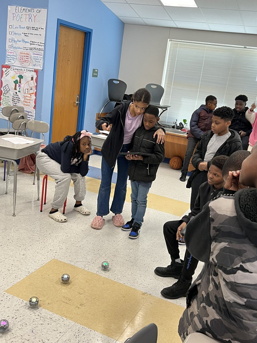 LakeforestFrogs's tweet photo. 5th graders collaborated in coding #Spheros to answer review questions! #STEM @PCS_STEM @PCS_AVID @SpheroEdu https://t.co/QgrJPwqn2O